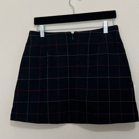 UNI QLO Woman mini skirt White stripe back zip, Size 6 - Picture 2 of 7